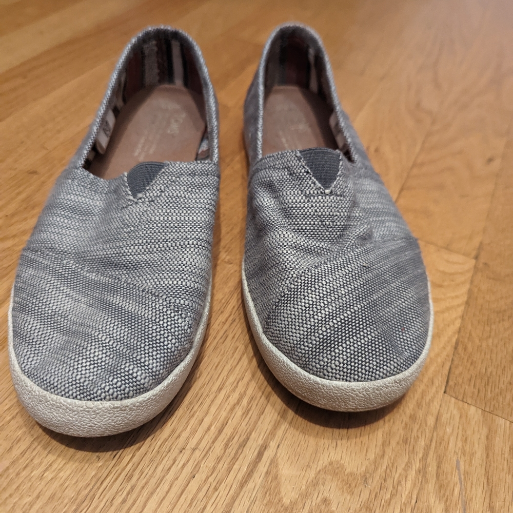 Toms Women's Slip On Sneakers Shoes Gray. Size 8.5 US
